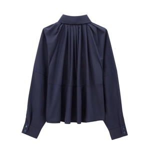 Détail de la chemise en popeline bleu marine avec plis plissés élégants au dos du vêtement