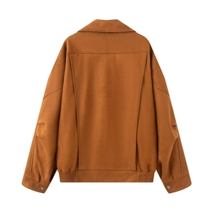 Detailansicht der Rückseite der braunen Wildlederjacke mit Schulternähten und Rippsaum