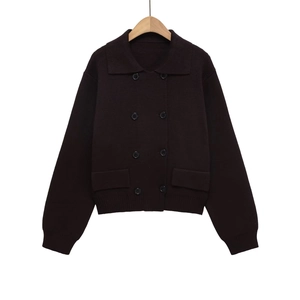 Gilet court en maille à double boutonnage avec col à revers et deux poches marron