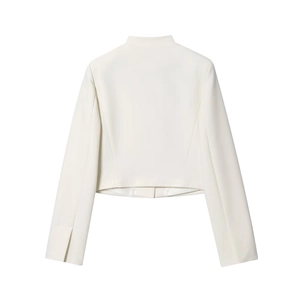 Détail du dos d'un blazer court blanc à manches longues avec poignets fendus élégants