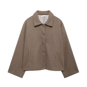 Détail d'un manteau court marron imitation laine avec col à revers et boutons