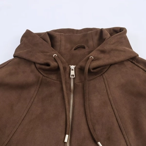 Détail de la veste bomber à capuche en daim marron foncé avec fermeture éclair métal