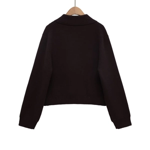 Détails d'un cardigan en maille violet foncé avec col à revers et poignets côtelés