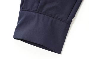 Détail du poignet de chemise en popeline bleu foncé avec coutures de qualité