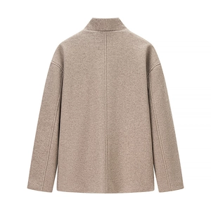 Vue arrière du manteau en laine minimaliste couleur avoine avec col montant et détails