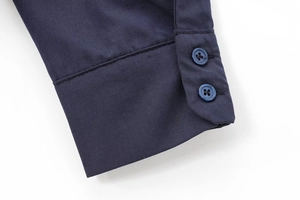 Détails des poignets de chemise en popeline bleu marine avec deux boutons en résine