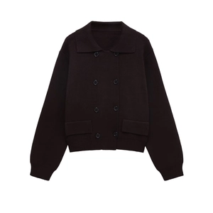 Détail du cardigan en maille marron foncé à double boutonnage et col à revers