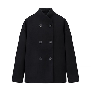 Détail du col montant et des boutons croisés à texture marbrée sur le manteau noir