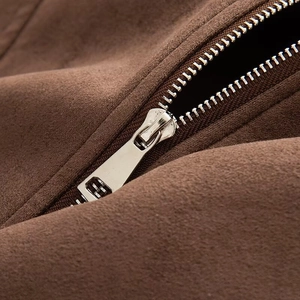 Makroaufnahme des silbernen Metallreißverschlusses an brauner Wildlederimitat-Jacke
