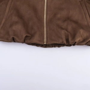 Detailansicht der braunen Bomberjacke mit elastischem Saum und goldenem Reißverschluss