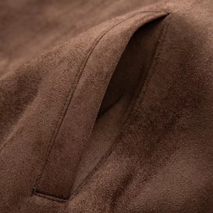 Detail der Seitentaschen-Naht an der braunen Wildlederimitat-Jacke für Damen