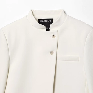 Blazer court cintré blanc crème à manches longues avec boutons marbrés et patte latérale