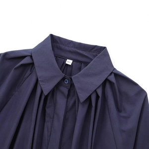 Chemise en popeline plissée bleu foncé avec col classique et détails de texture
