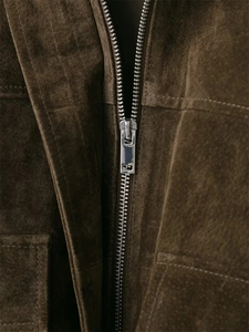 Gros plan sur une veste en daim marron vintage avec fermeture éclair argentée et coutures