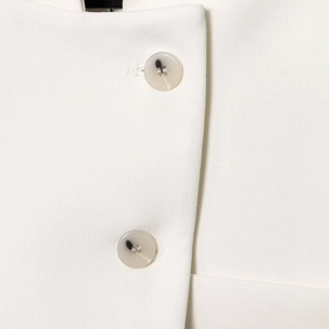 Blazer cintré blanc à manches longues pour femme avec boutons à motif marbre