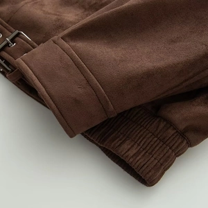 Detail der dunkelbraunen Wildlederjacke mit geripptem Saum und Metall-Verstellschnalle