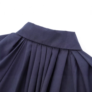 Chemisier femme en popeline bleu foncé avec col montant chic et détails plissés élégants