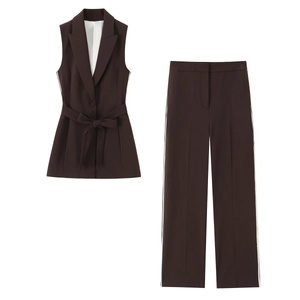 Détail du gilet sans manches marron café avec ceinture et pantalon à rayures