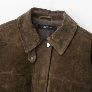 Veste aviateur vintage en daim marron foncé avec col rabattu et boutons en métal