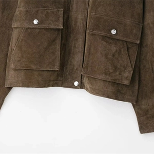 Veste aviateur vintage pour femme en daim marron foncé avec poches et boutons métalliques