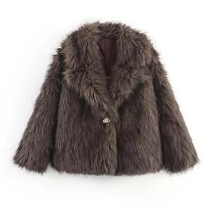 Détail d'un manteau en fausse fourrure marron avec bouton doré vintage et col à revers