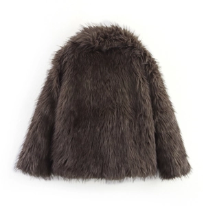 Détail de la veste en fausse fourrure marron foncé montrant la texture épaisse et le col