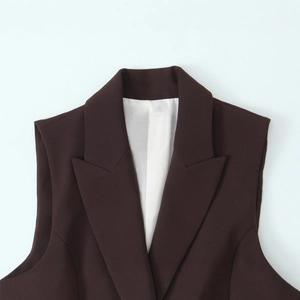 Gilet de tailleur marron café avec revers classiques et doublure de haute qualité