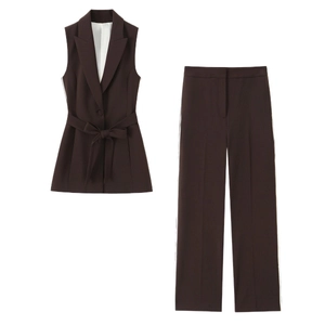 Ensemble gilet et pantalon marron foncé pour femme avec rayures et taille nouée