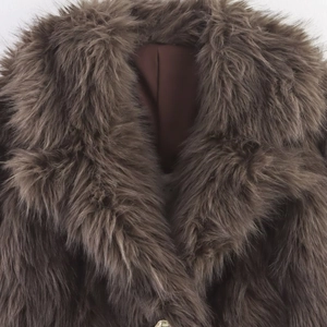 Veste en fausse fourrure marron avec revers large et bouton doré sur fond blanc