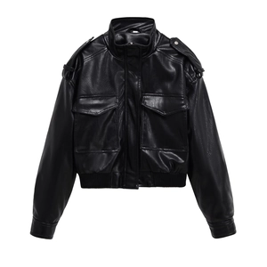 Détail du blouson aviateur en similicuir noir avec pattes d'épaule et poignets côtelés