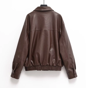 Details der dunkelbraunen Kunstlederjacke mit klassischem Kragen und Rippenbündchen