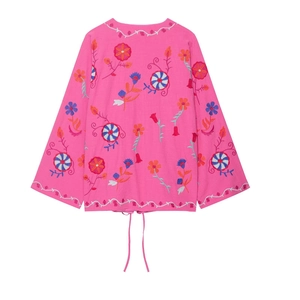 Détails de la veste rose à manches longues avec broderies florales ethniques