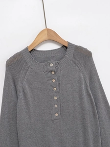 Pull en maille gris foncé pour femme avec col rond boutonné et manches raglan