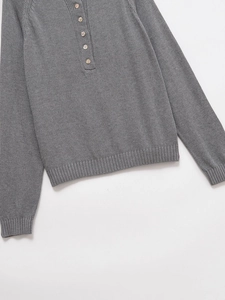 Pull en maille grise pour femme avec col rond à boutons élégants et finitions côtelées