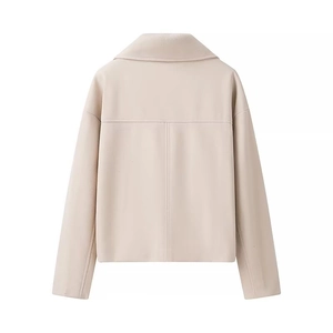 Vue arrière d'une veste courte crème à revers avec épaules tombantes et coutures