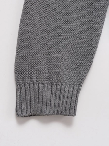 Pull en maille grise pour femme avec poignets côtelés classiques et boutons élégants