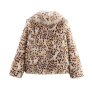 Détail du manteau en fausse fourrure léopard montrant la texture douce et la qualité du motif