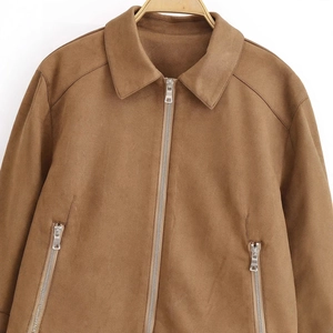 Veste ajustée en similicuir suédé marron caramel avec col à revers et poches zippées