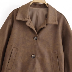 Veste courte marron en daim synthétique avec col à revers et boutons marbrés