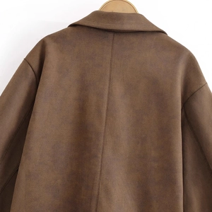 Vue arrière d'une veste en daim marron foncé avec col à revers et épaules tombantes