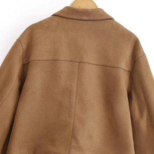Vue arrière de la veste en daim marron avec détails du col et coutures apparentes