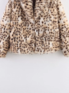 Détail de la texture de fourrure synthétique léopard sur une veste d'hiver en peluche