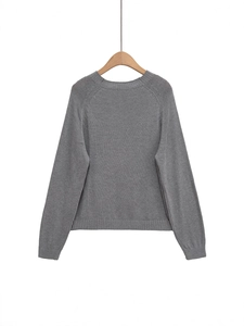 Vue arrière du pull gris à col rond et manches raglan avec finitions côtelées
