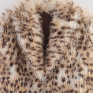 Manteau chic en fausse fourrure léopard avec texture pelucheuse et col en V élégant