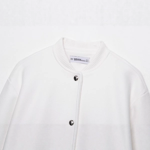 Weiße Damen-Bomberjacke mit silbernen Metallknöpfen und geripptem Kragendetail