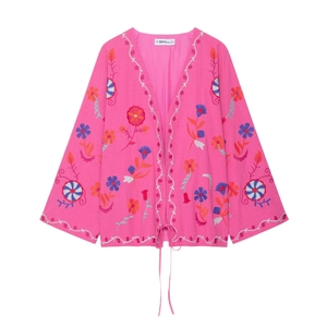 Veste cardigan rose avec broderies florales colorées et fermeture à nouer devant