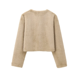 Vue détaillée de la texture douce en fausse fourrure et du col rond de cette veste beige