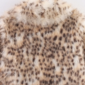 Veste chic en fausse fourrure léopard avec bordure en peluche pour un style hivernal