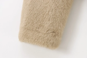Gros plan détaillé sur la texture en fausse fourrure kaki pour veste courte