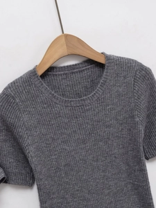 Schmal geschnittener dunkelgrauer Kurzarm-Strickpullover mit Rundhalsausschnitt